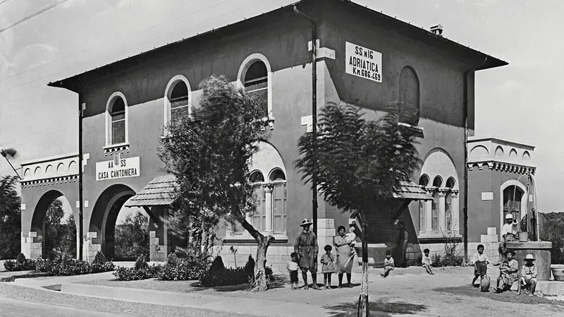 Casa cantoniera sulla statale Adriatica, anni '20 // Archivio storico fotografico U. Cicconi - Fond. Allori, Roma © www.giornaledibrescia.it