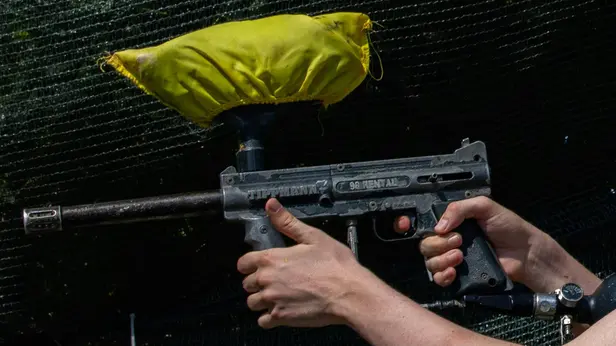 Una pistola con proiettili di vernice, foto rappresentativa