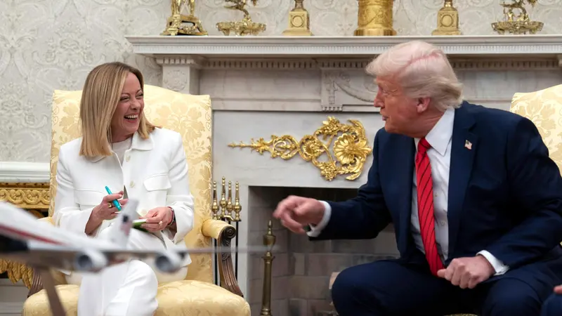 epa12037352 US President Donald Trump (R) and Italian Prime Minister Giorgia Meloni (L) meet at the Oval Office of the White House in Washington, DC, USA, 17 April 2025. EPA/CHRIS KLEPONIS / POOL