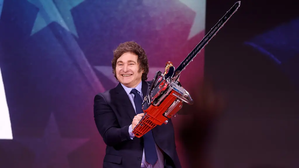 Javier Milei con la motosega che l'ha reso celebre