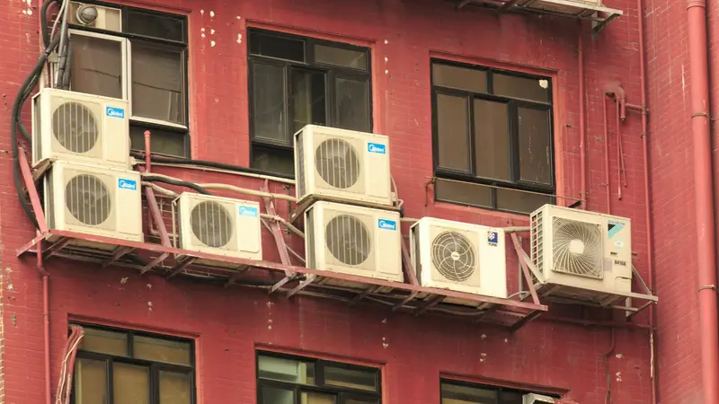 Condizionatori sulla facciata di un palazzo