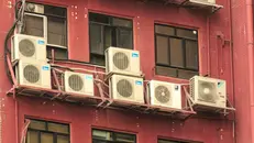 Condizionatori sulla facciata di un palazzo