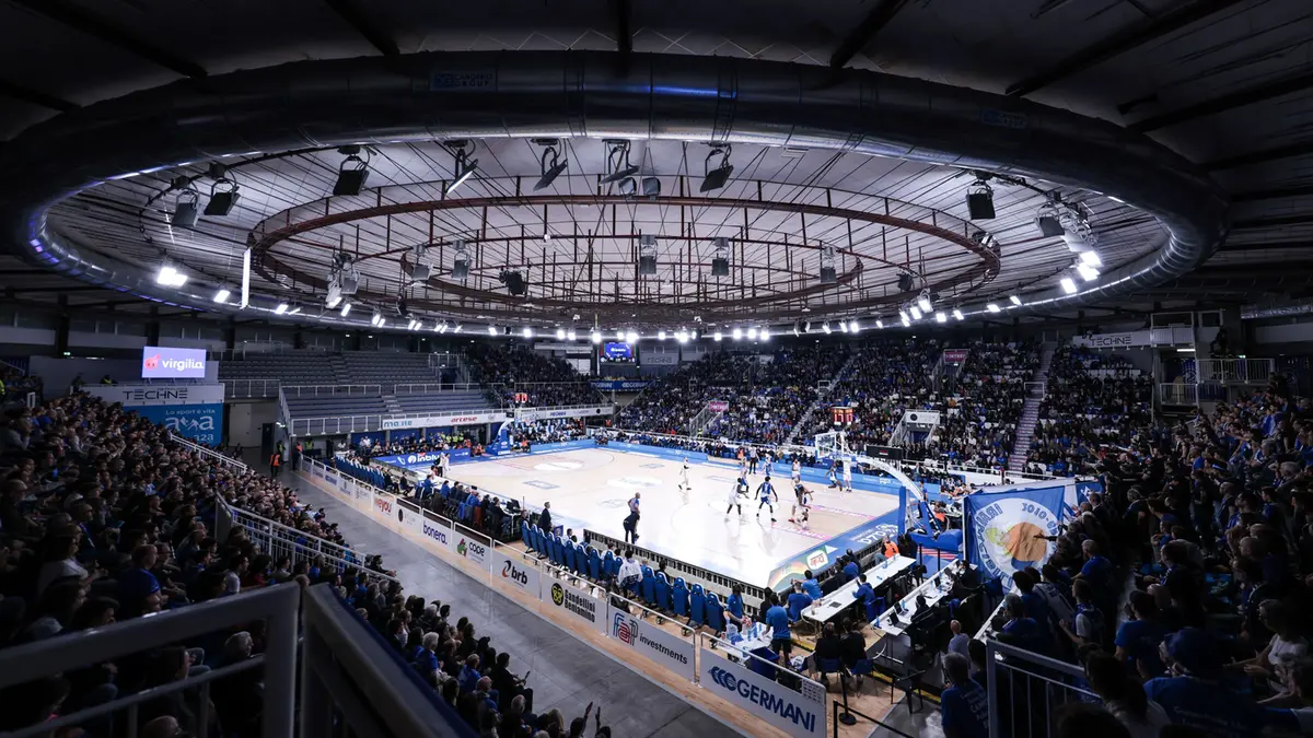 Il PalaLeonessa: tifosi e appassionati sperano che possa tornare ad accendere le luci a fine estate - Foto Newreporter Comincini © www.giornaledibrescia.it