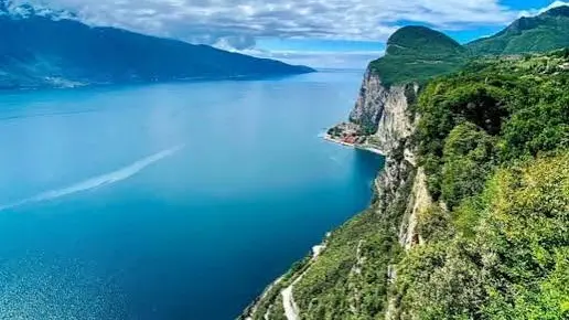 Un'incantevole panoramica del lago di Garda vista da Tremosine