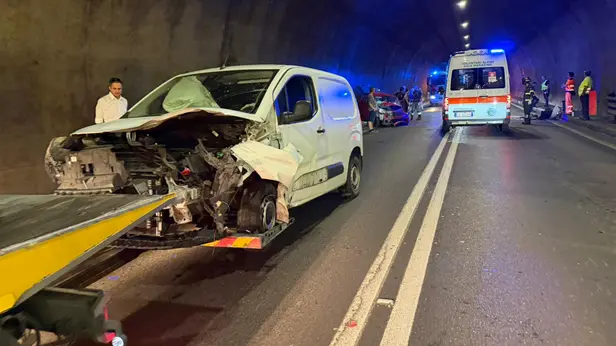 Incidente nella galleria Covelo: le auto coinvolte
