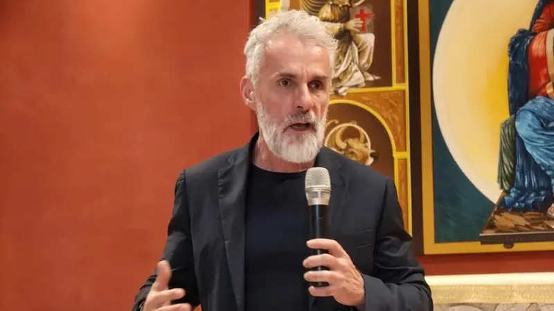 Don Fusari è docente di Storia dell'arte italiana alla Cattolica