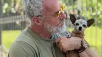 Don Fusari con la sua cagnolina