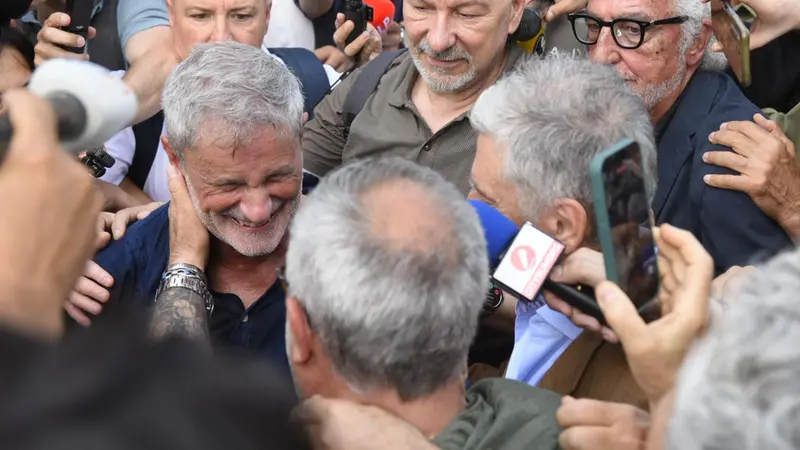 Gianni Alemanno appena uscito dal carcere - Foto Ansa © www.giornaledibrescia.it