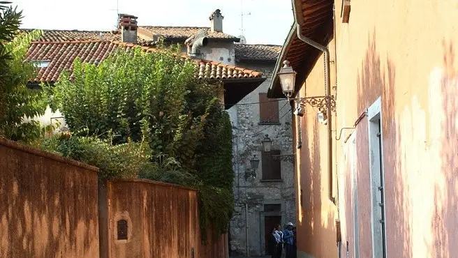 Via Cadorna si collega con il centro storico di Sulzano
