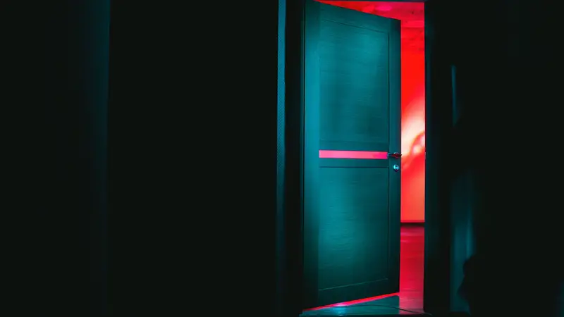 Una porta semiaperta