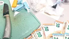 La droga e il denaro sequestrati alla coppia