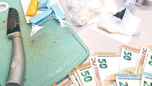 La droga e il denaro sequestrati alla coppia