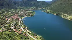 Una veduta aerea del lago d'Idro