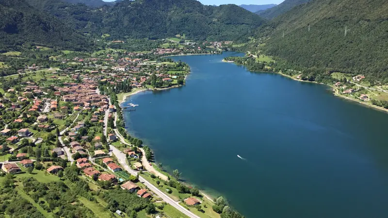 Una veduta aerea del lago d'Idro