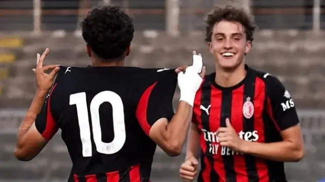 Akram Jadid e Leonardo Rossini festeggiano dopo il 2-0 nella finale scudetto Under 15 vinta dal Milan - Foto Instagram © www.giornaledibrescia.it