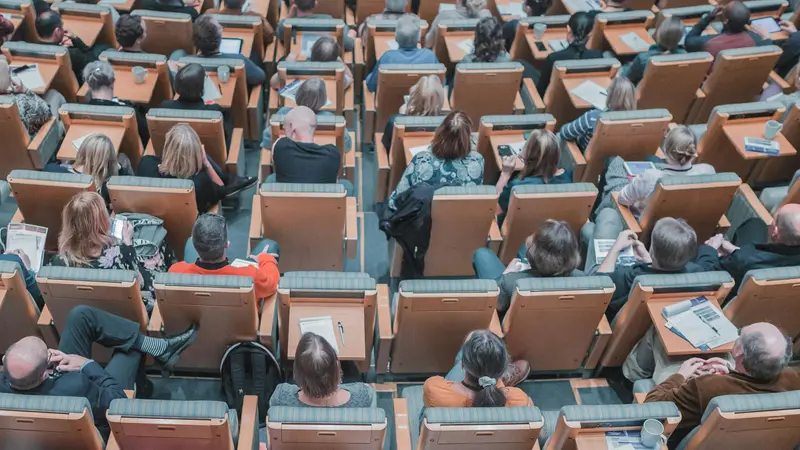 Studenti universitari in aula