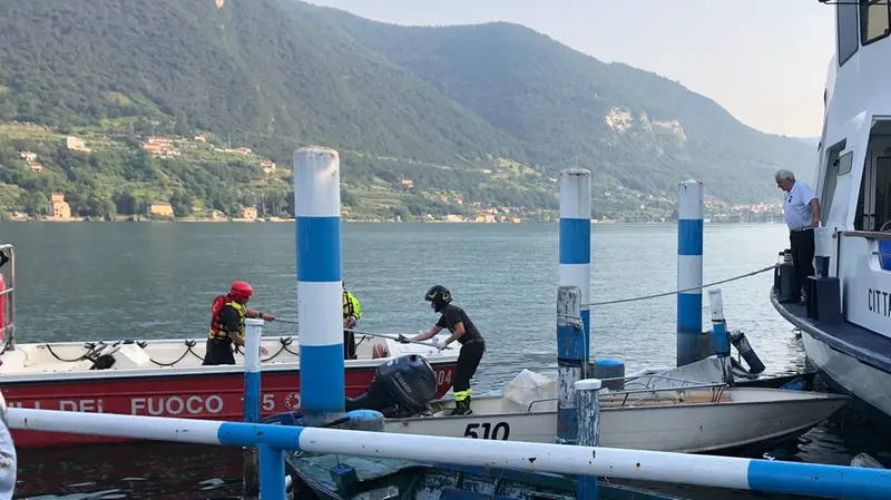 Vigili del fuoco in azione sul lago d'Iseo - © www.giornaledibrescia.it