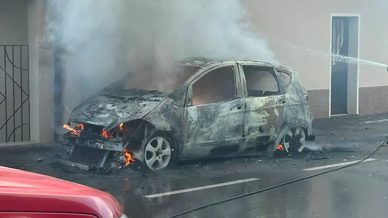 L'auto completamente distrutta dalle fiamme