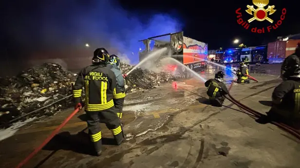 Il rimorchio del camion in fiamme a Castenedolo
