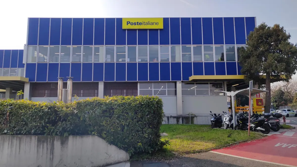 Il centro di distribuzione di Poste Italiane in via Dalmazia a Brescia - © www.giornaledibrescia.it
