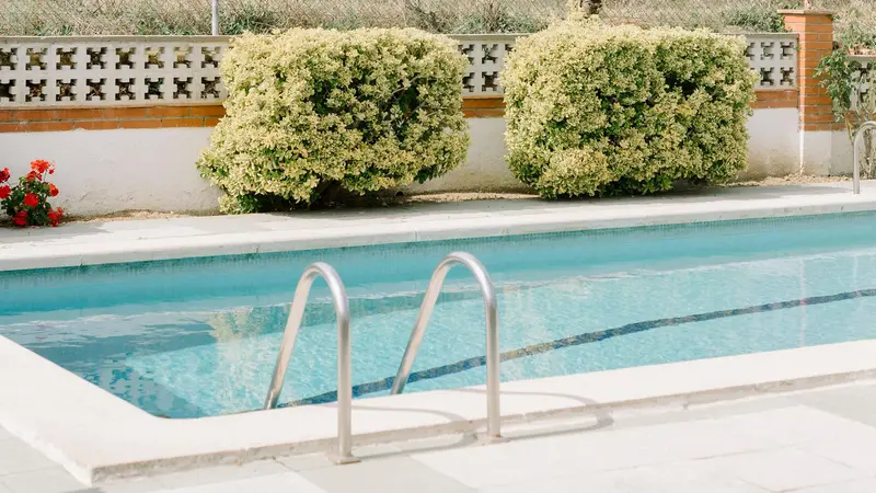Il 72enne si era tuffato in piscina