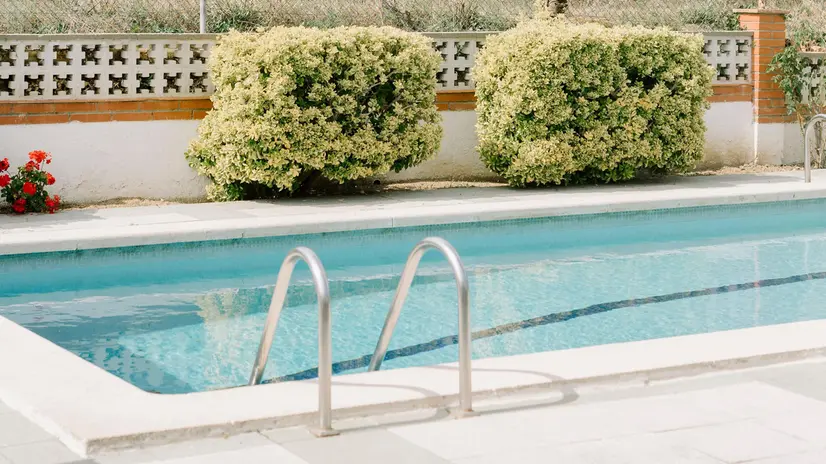 Il 72enne si era tuffato in piscina