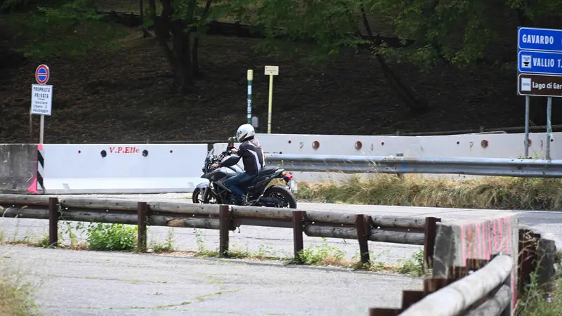 Un motociclista sulle Coste di Sant'Eusebio - © www.giornaledibrescia.it