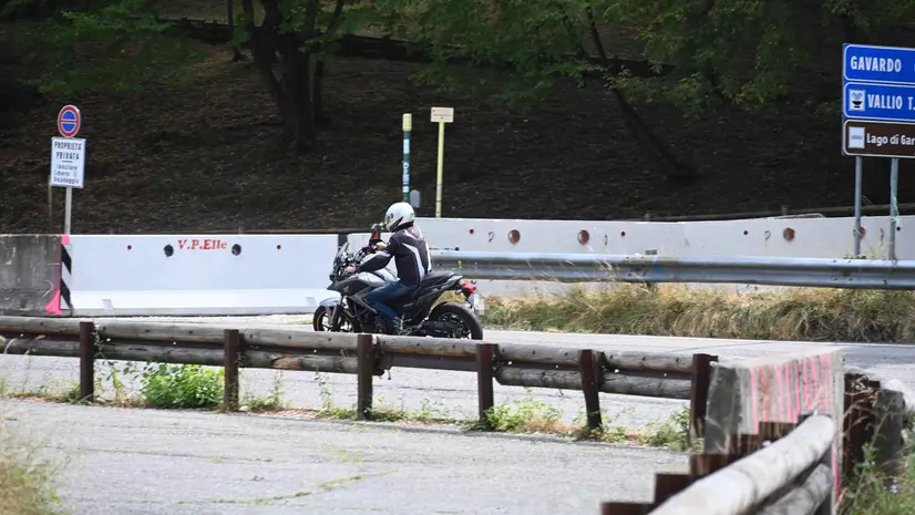 Un motociclista sulle Coste di Sant'Eusebio - © www.giornaledibrescia.it