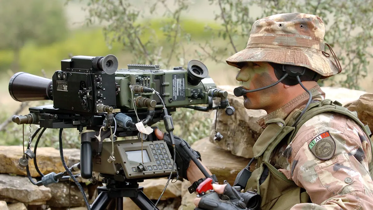 Un soldato della Marina Militare al lavoro con un sistema di puntamento laser per lo sganciamento delle bombe - Foto Ansa © www.giornaledibrescia.it