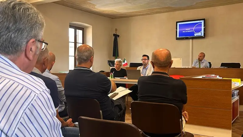 Sindaco e tecnici dialogano e discutono con i cittadini - © www.giornaledibrescia.it