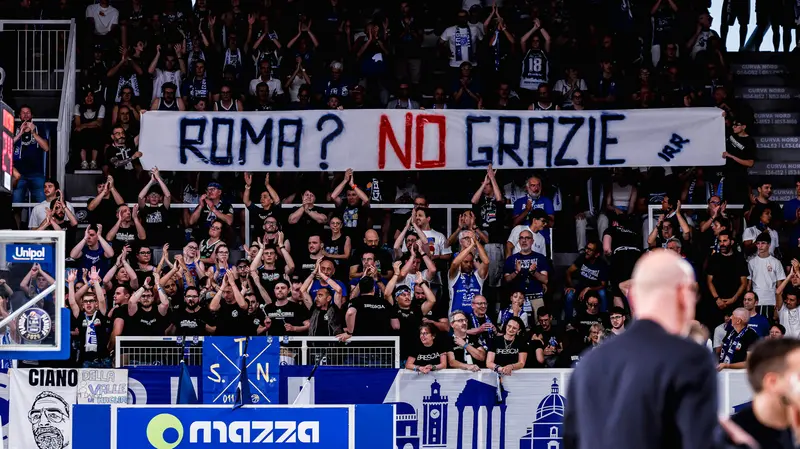 Lo striscione dei tifosi di Brescia contro l'ipotesi del trasferimento a Roma - Foto Newreporter Checchi © www.giornaledibrescia.it