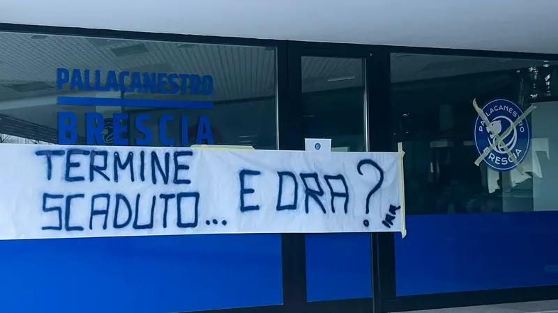 Lo striscione messo dagli Irriducibili sulla vetrata della sede a San Zeno - © www.giornaledibrescia.it