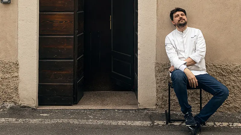 Gipponi fuori dal suo ristorante