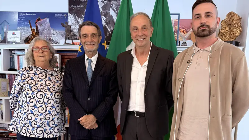 Paolo Albanese con la madre, il padre e Attilio Fontana - © www.giornaledibrescia.it