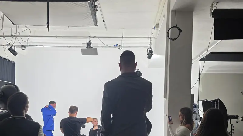 Sul set per scattare fotografie alla collezione -  © www.giornaledibrescia.it