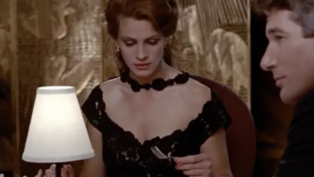 Julia Roberts in "Pretty woman" perplessa davanti alla forchetta da utilizzare © www.giornaledibrescia.it