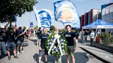 Caso Germani, i tifosi posano una corona funebre per la morte della squadra