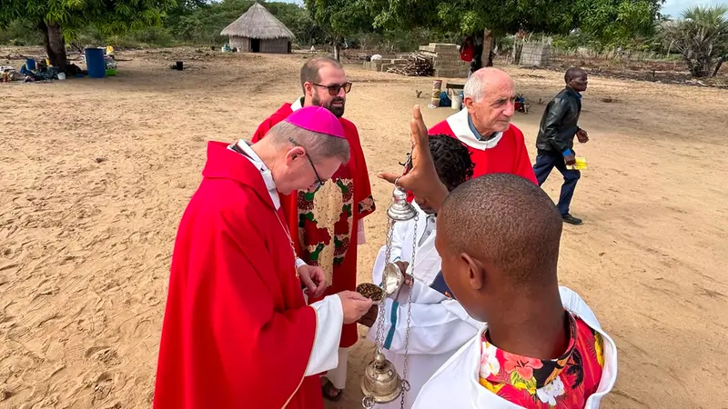 Tremolada celebra messa in una comunità del Mozambico