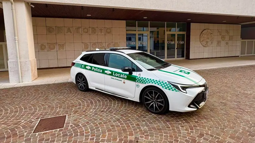 La Polizia locale fuori dall'oratorio di Rezzato