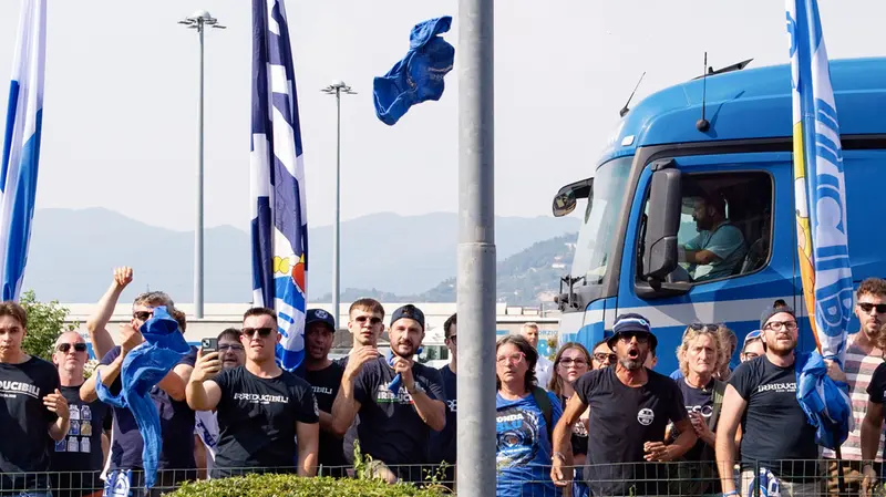 La contestazione fuori dalla sede - © Newreporter Papetti