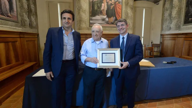 Lamberti e Del Bono consegnano un riconoscimento a Taglietti nel 2018 - Foto Marco Ortogni/Neg © www.giornaledibrescia.it
