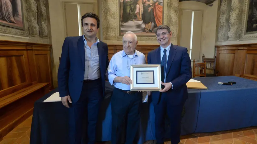 Lamberti e Del Bono consegnano un riconoscimento a Taglietti nel 2018 - Foto Marco Ortogni/Neg © www.giornaledibrescia.it