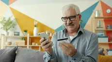 Un aiuto a chi non sa usare le nuove tecnologie - © www.giornaledibrescia.it