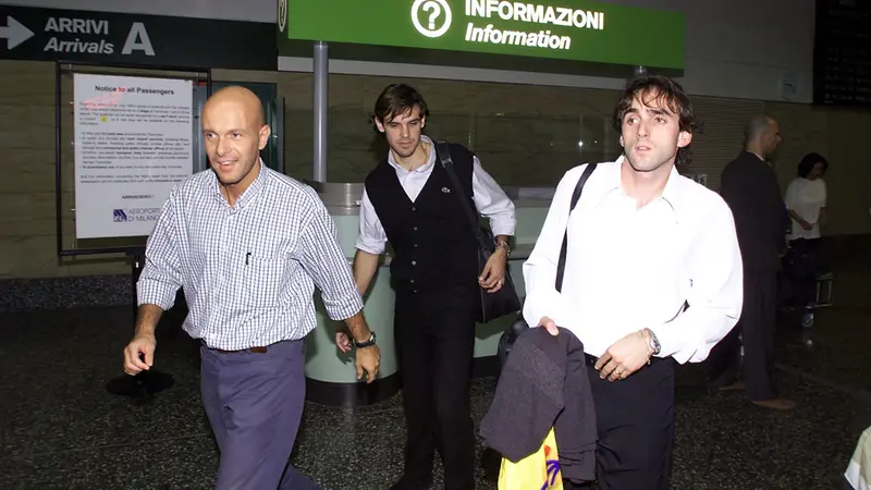 Mauro Pederzoli a Malpensa nel 1999 con gli acquisti argentini del Brescia Yllana e Aurelio - Foto © www.giornaledibrescia.it