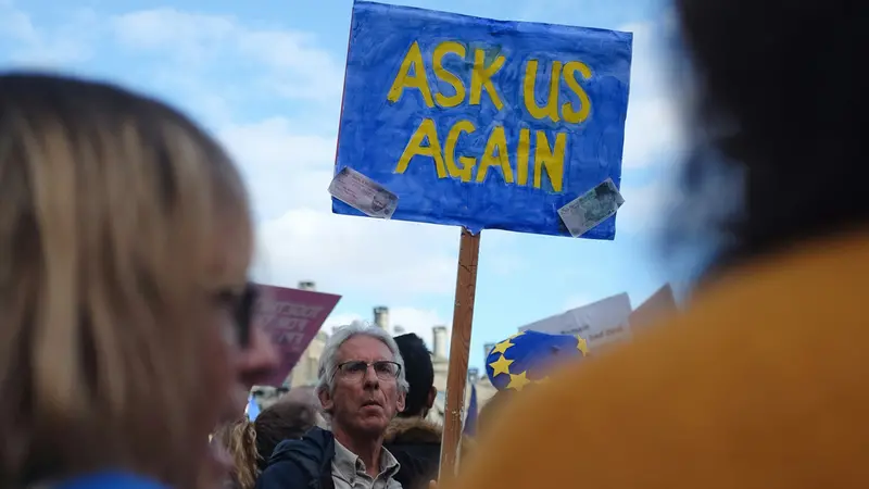 Una manifestazione contro la Brexit, successiva al referendum: «Chiedetecelo di nuovo»