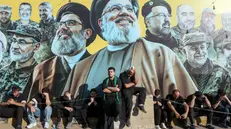Beirut, musulmani sciiti nel giorno dell’Ashura davanti a immagini dei leader di Hezbollah scomparsi - Foto Ansa © www.giornaledibrescia.it