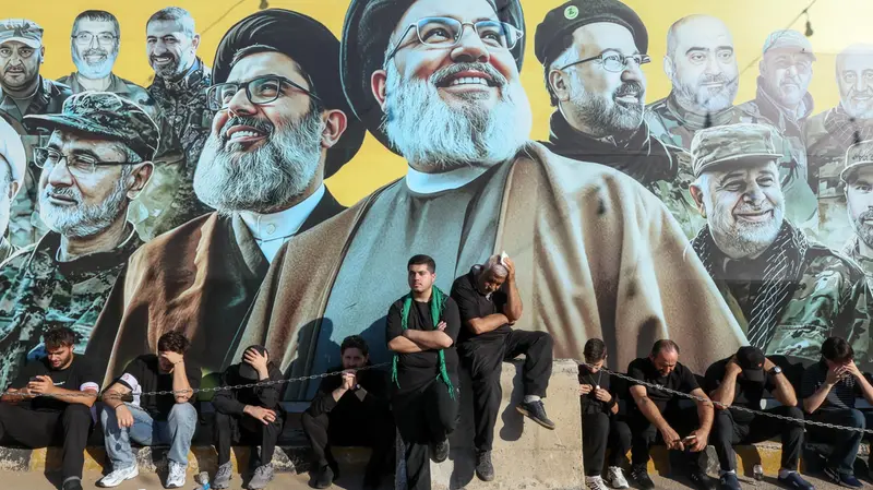 Beirut, musulmani sciiti nel giorno dell’Ashura davanti a immagini dei leader di Hezbollah scomparsi - Foto Ansa © www.giornaledibrescia.it