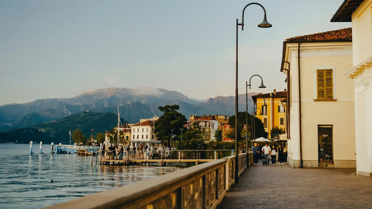 Una veduta del lungolago di Iseo