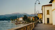 Una veduta del lungolago di Iseo