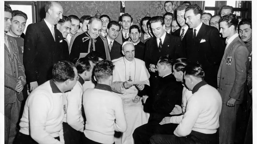 I giocatori della Polisportiva del 1955 in ginocchio dal Papa